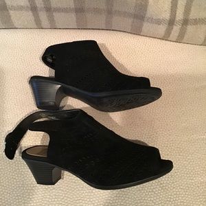 Earth Carson Hamden wide sandal